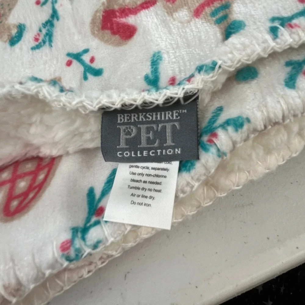 Berkshire Pet Christmas Holiday Cat Dog Gingerbread Throw Blanket Sherpa Backed